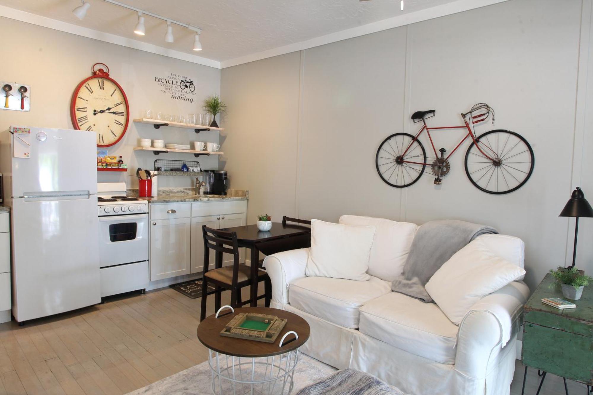 Cozy Overlooking Downtown And Park No Kids, No Pets Apartment