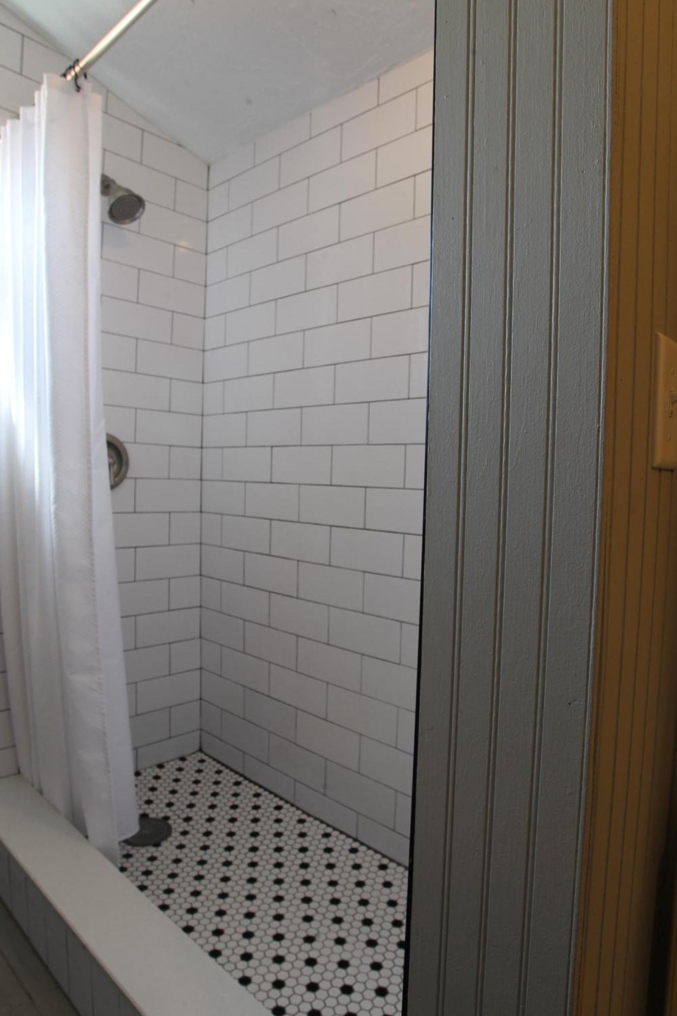 Cozy Overlooking Downtown And Park No Kids, No Pets Apartment