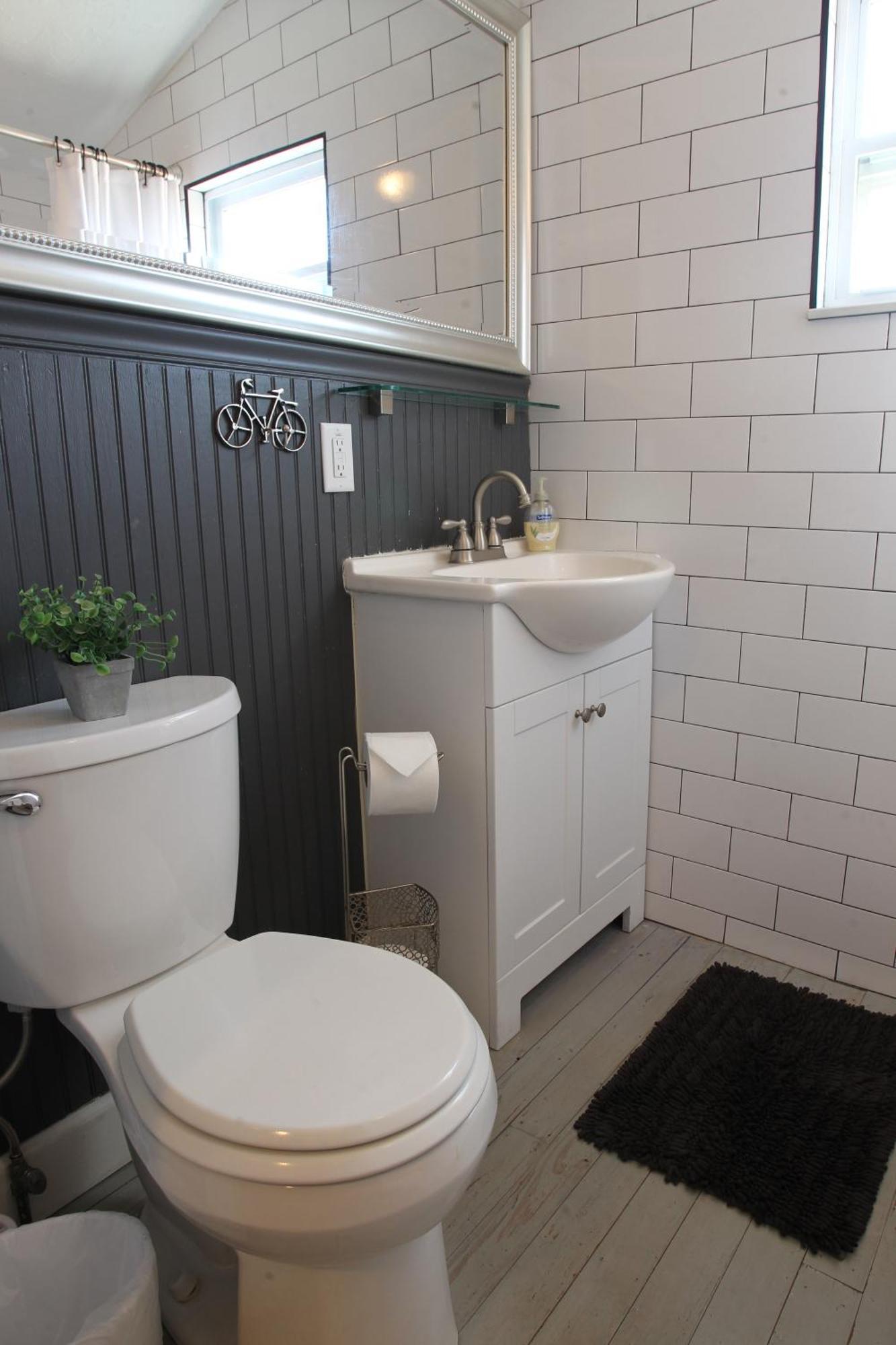 Cozy Overlooking Downtown And Park No Kids, No Pets Apartment *