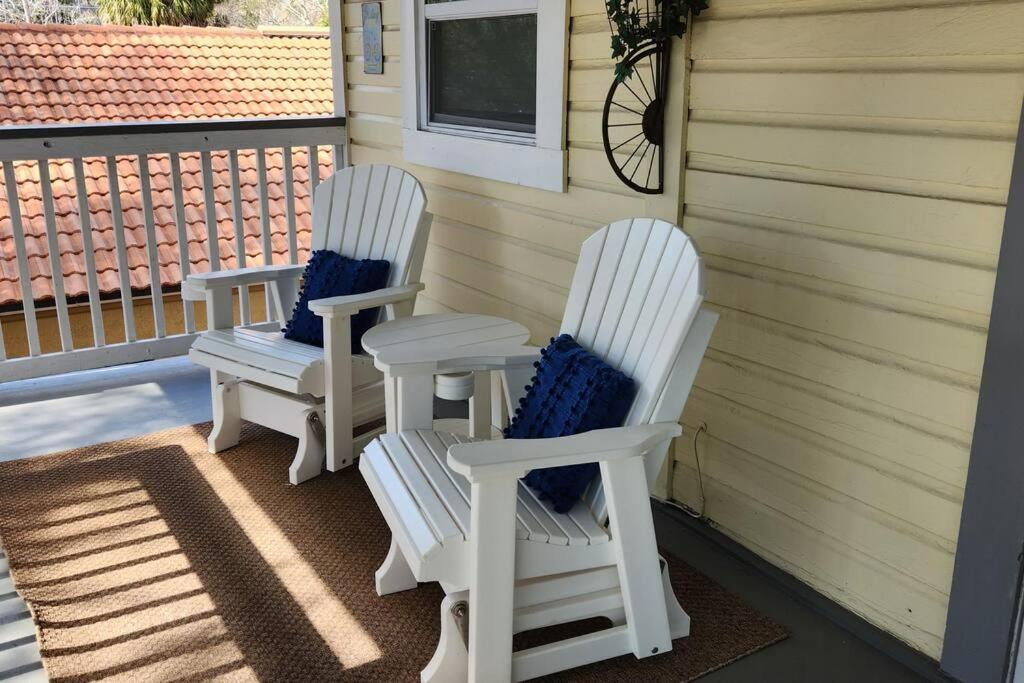 Cozy Overlooking Downtown And Park No Kids, No Pets Apartment