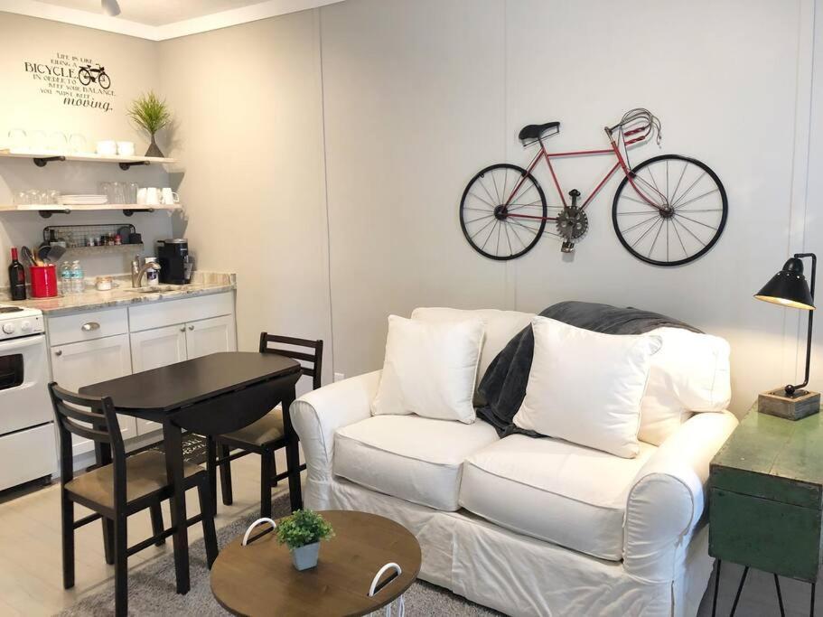 Apartment Cozy Overlooking Downtown And Park No Kids, No Pets *