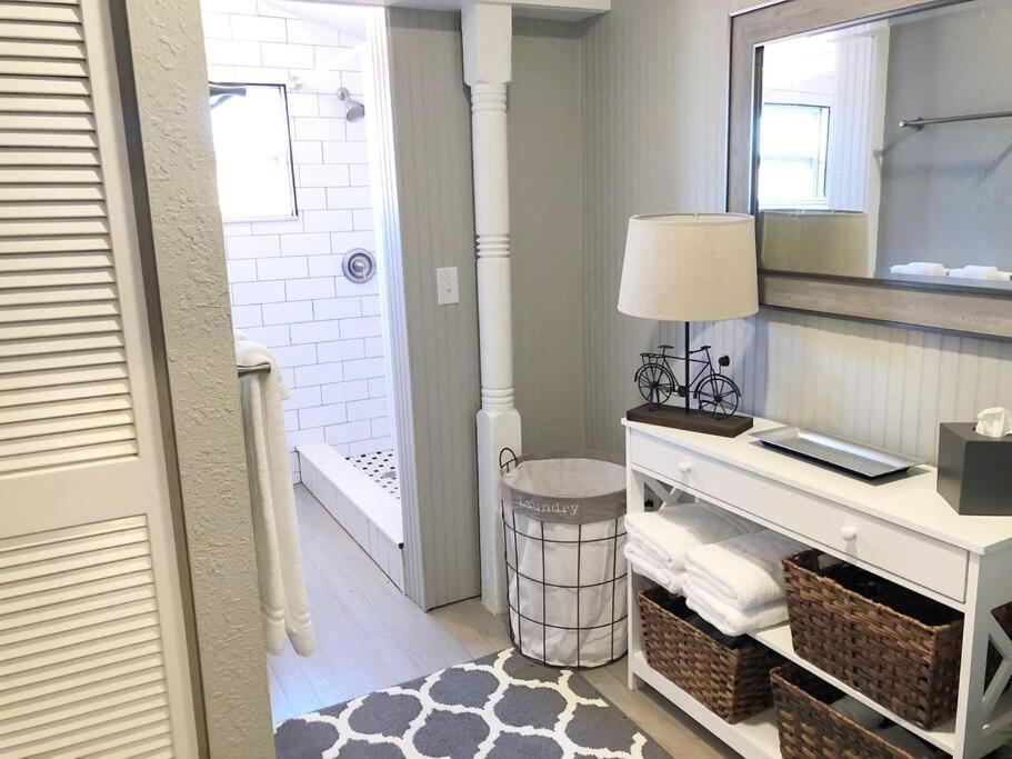 Apartment Cozy Overlooking Downtown And Park No Kids, No Pets