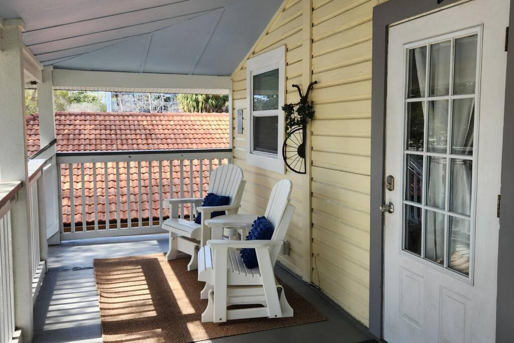 Apartment Cozy Overlooking Downtown And Park No Kids, No Pets *
