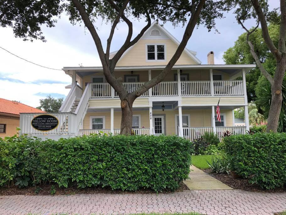 Apartment Cozy Overlooking Downtown And Park No Kids, No Pets