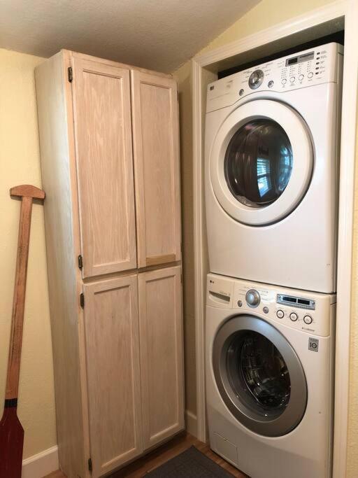 2 Bedroom Overlooking Town Square No Kids, No Pets * Dunedin