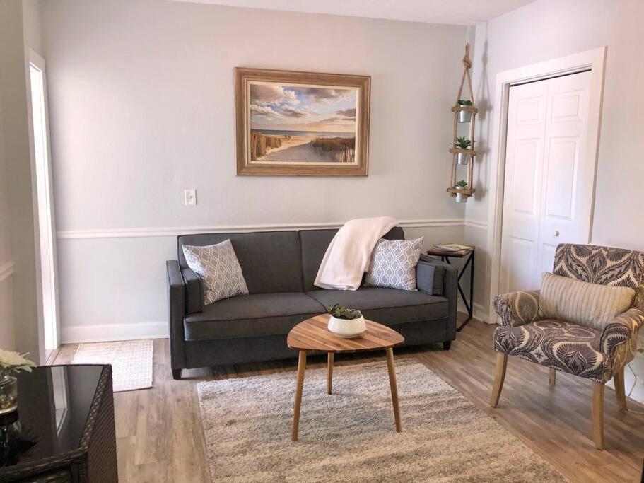 In The Heart Of Downtown One Bedroom No Kids, No Pets