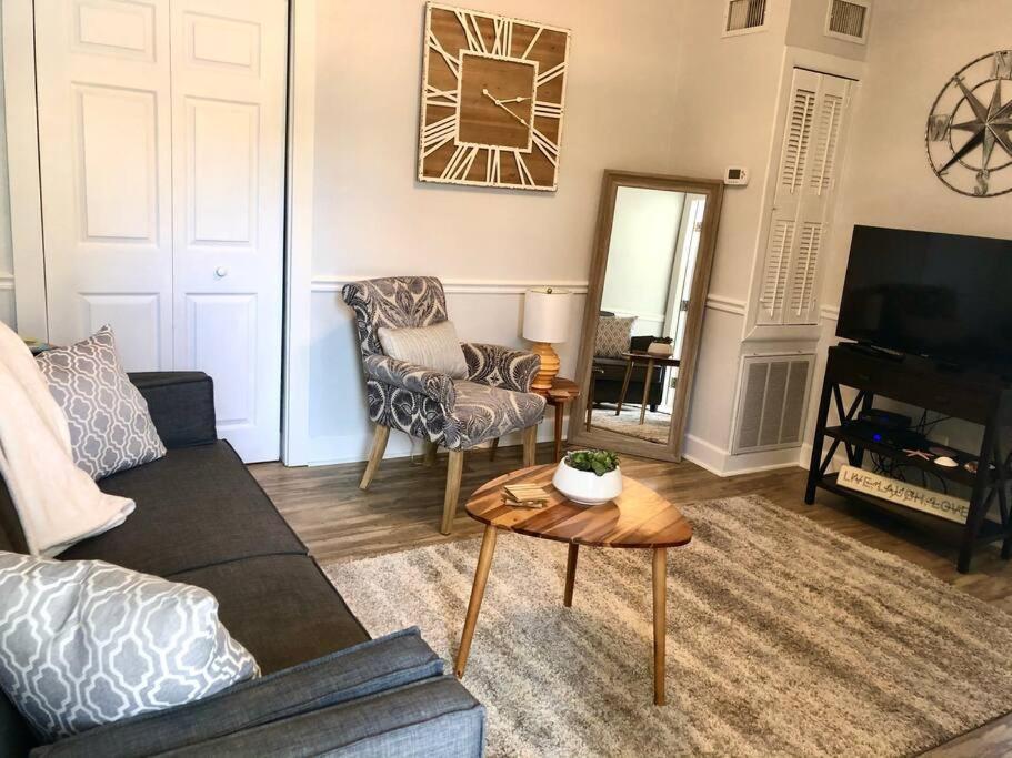 In The Heart Of Downtown One Bedroom No Kids, No Pets Apartment
