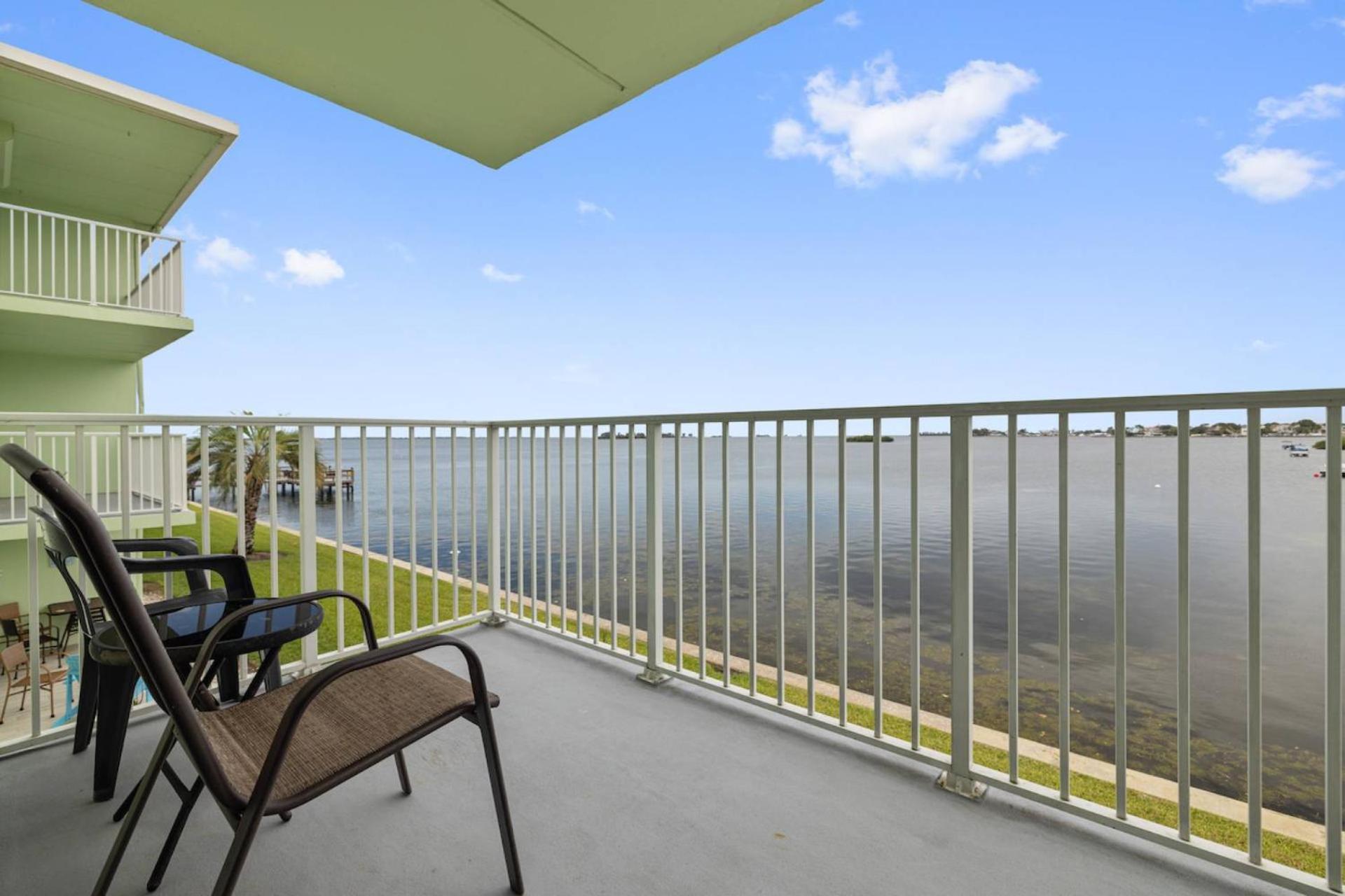 Dolphins Playground - 2nd Story Balcony Holiday home Dunedin