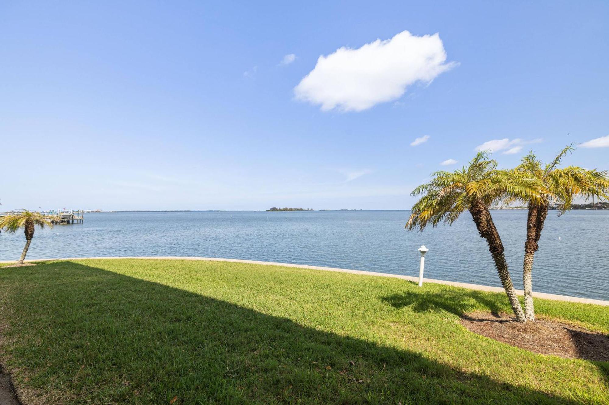 Dolphins Playground - 2nd Story Balcony Holiday home *