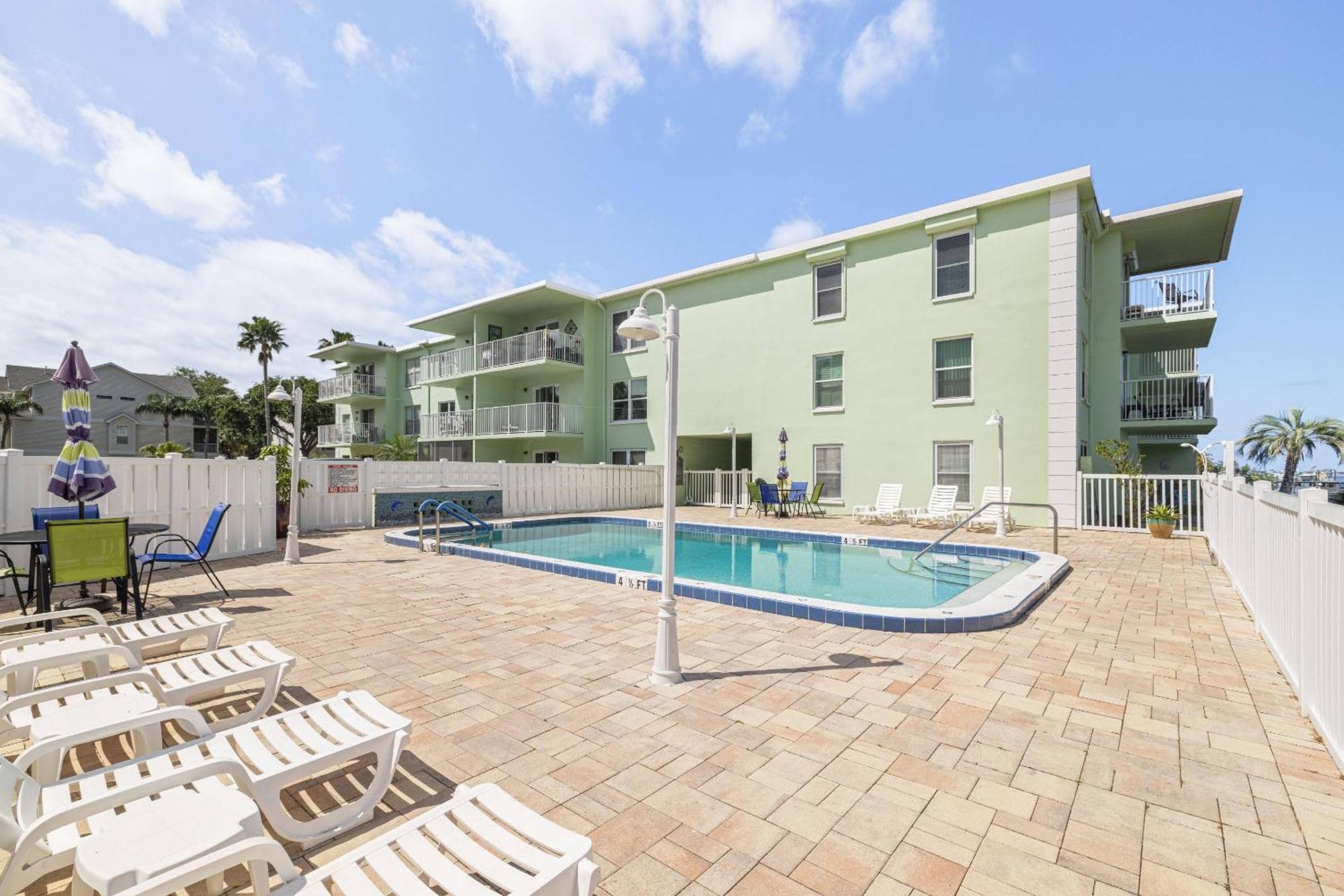 Dolphins Playground - 2nd Story Balcony Holiday home *