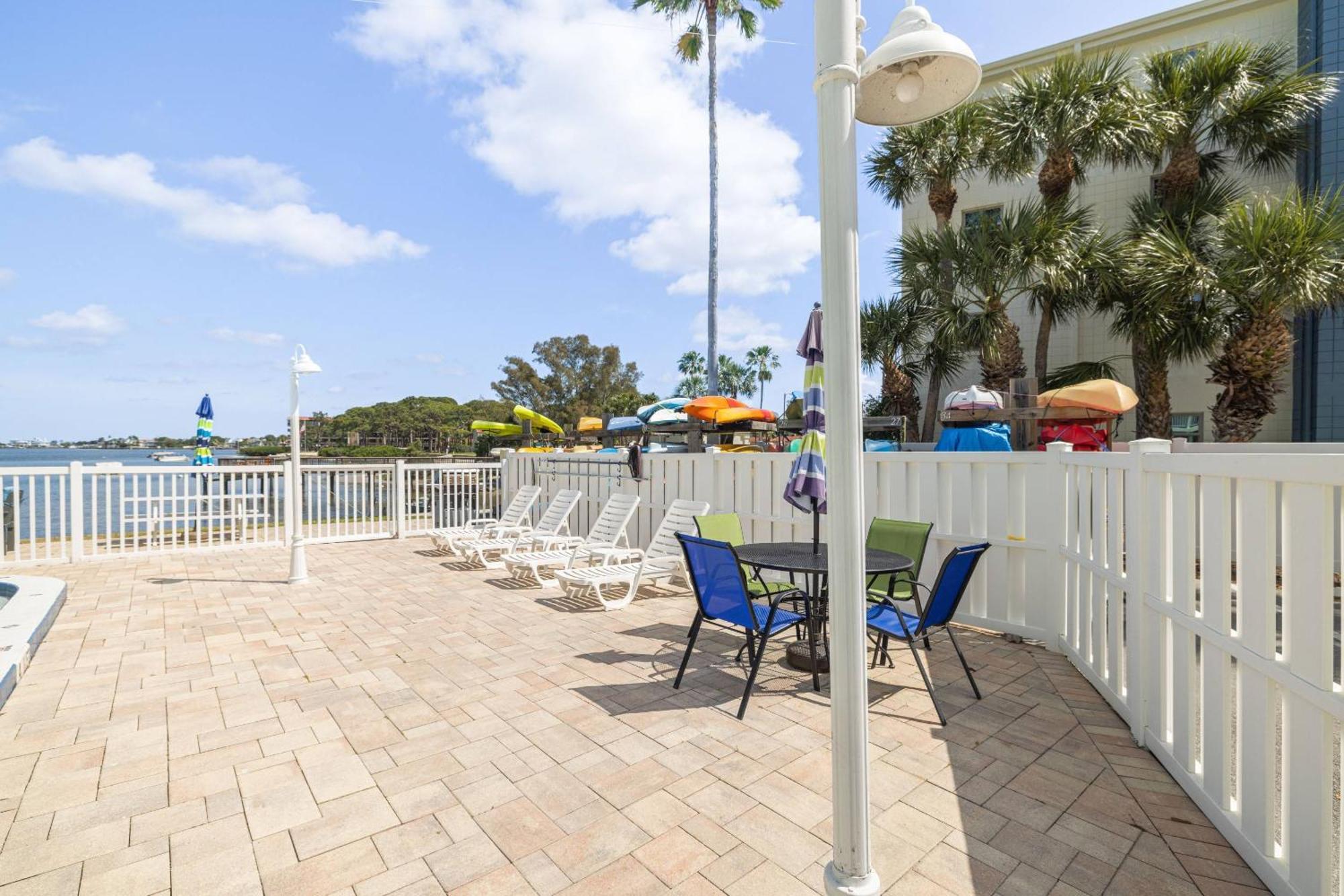 Dolphins Playground - 2nd Story Balcony Holiday home *