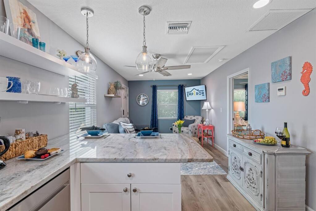 Downtown Gem, Fully Renovated #4 Apartment *
