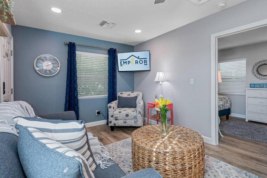 Downtown Gem, Fully Renovated #4 Apartment