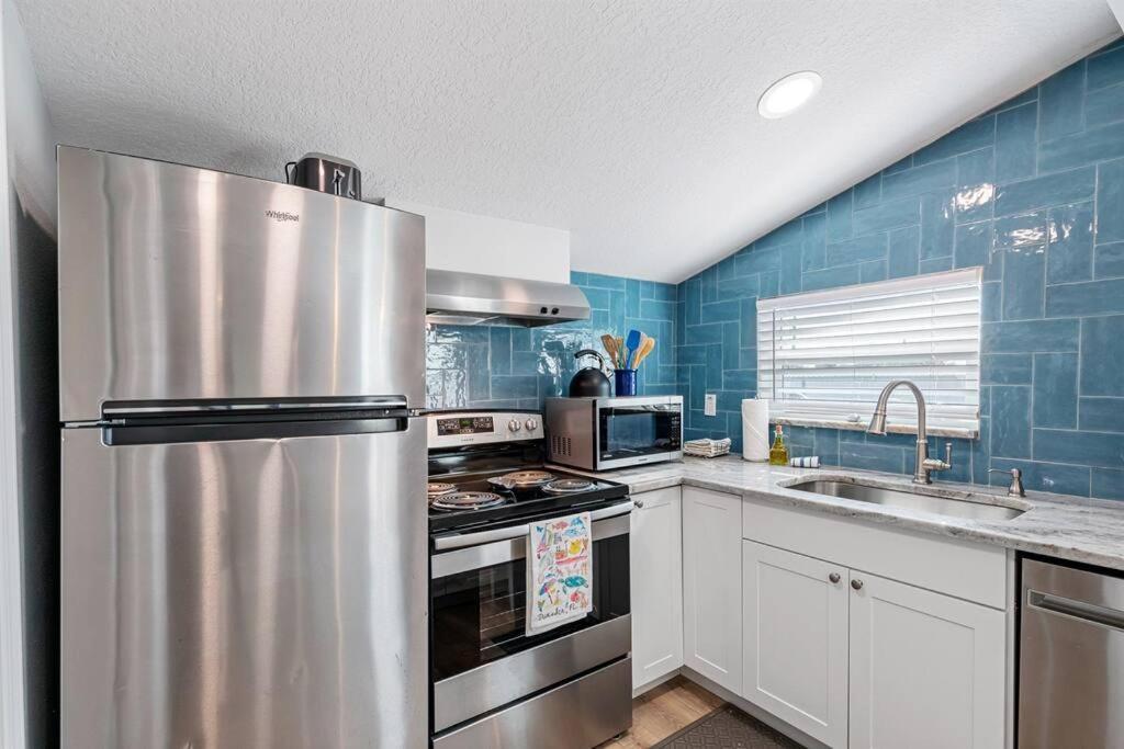Downtown Gem, Fully Renovated #4 Apartment *