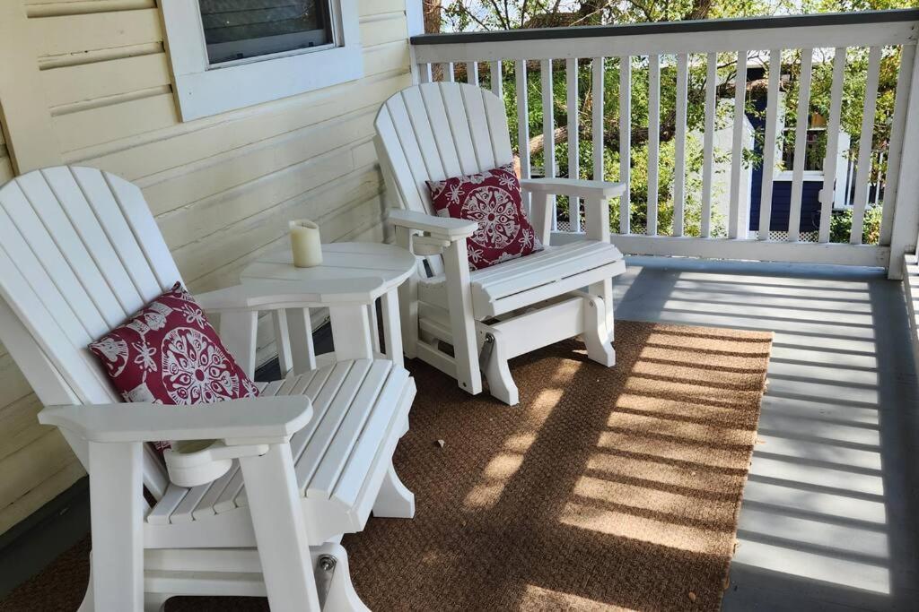 2 Bedroom Overlooking Town Square No Kids, No Pets Apartment