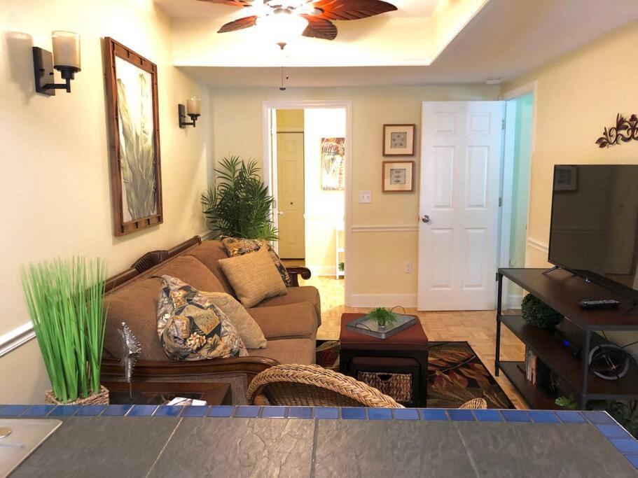 2 Bedroom Overlooking Town Square No Kids, No Pets